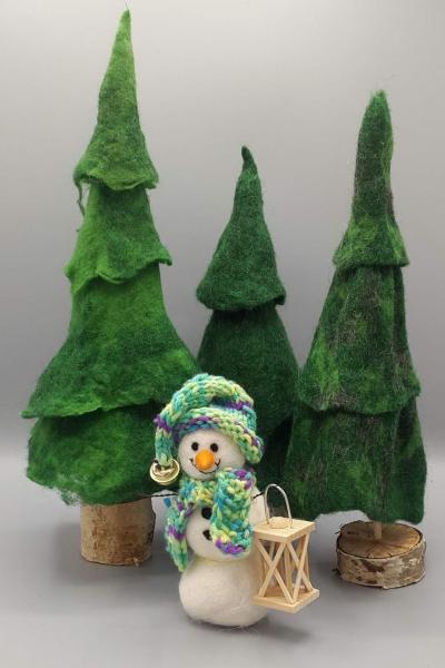 Schneemann mit Holzlaterne